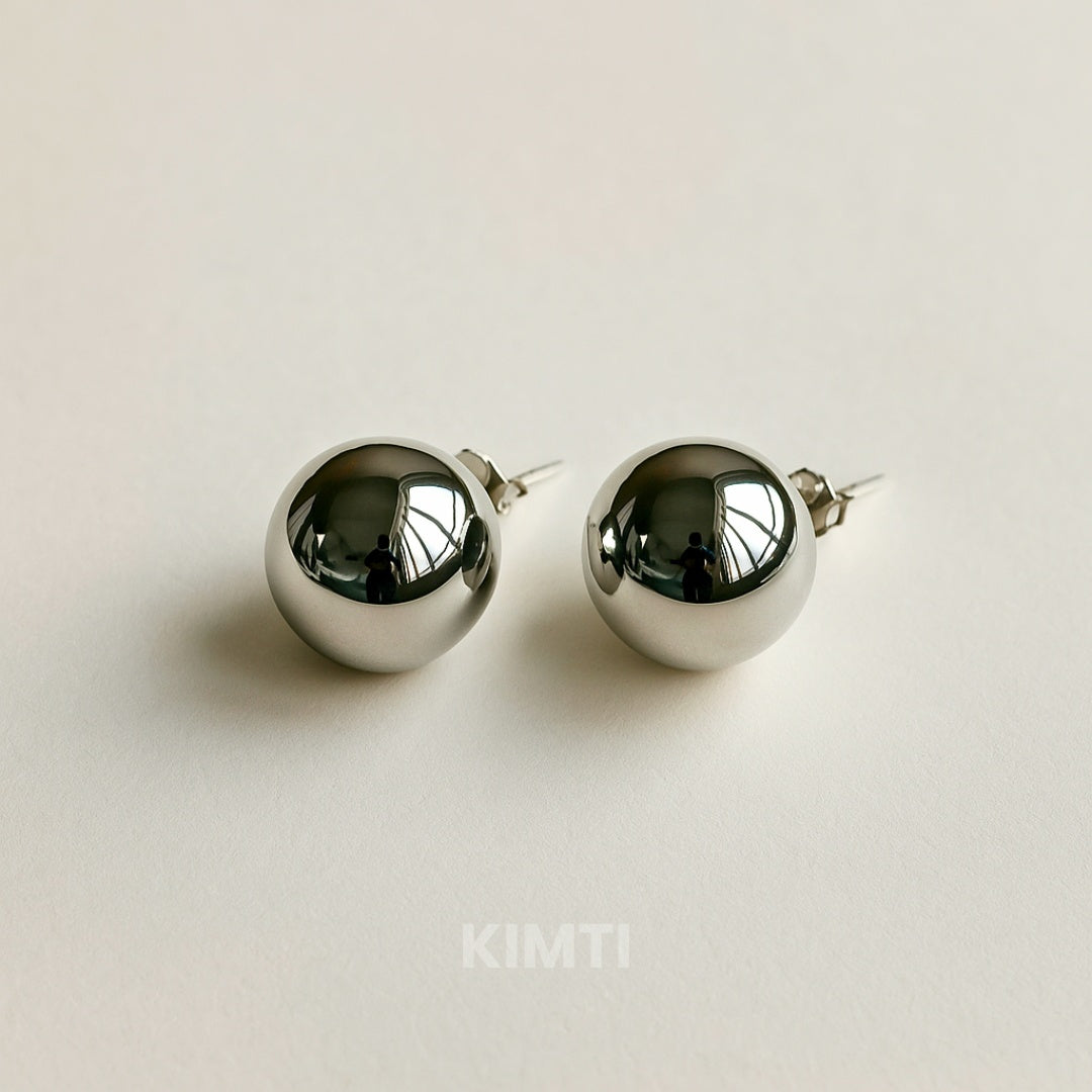 Devil Wears Prada Black Stud Earring