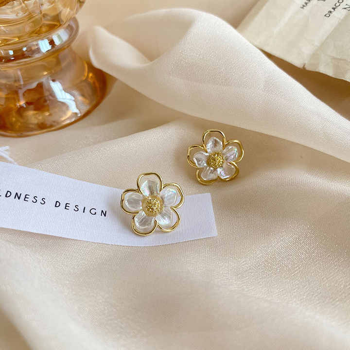 Delightful White Flower Dazzle