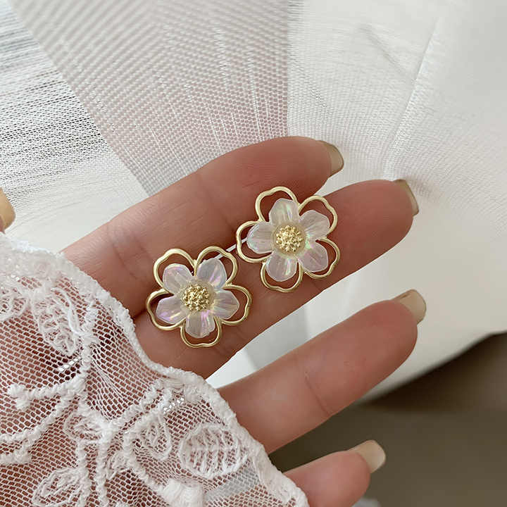 Delightful White Flower Dazzle