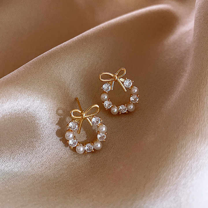 Business Chic White Pearls Stud Earring