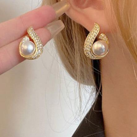 Pearl White Earring