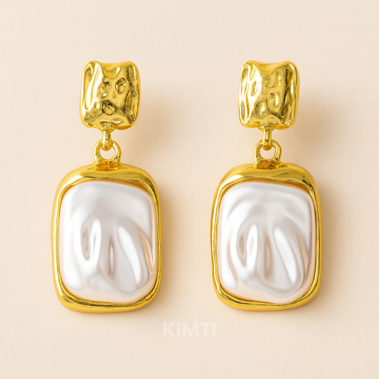 Noir Glamour Dangle Earring