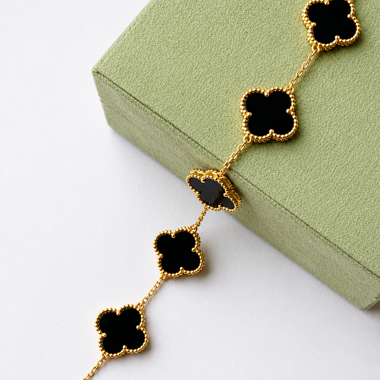 Anti Tarnish Black Clover Flower Bracelet