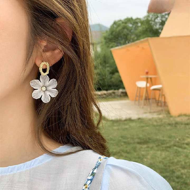 Snow White Flower Dangler Earring