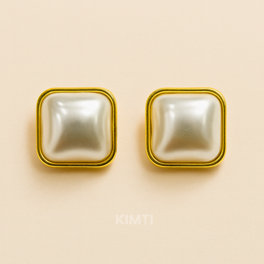 Golden Minimalist Cupid’s Pearl Earring