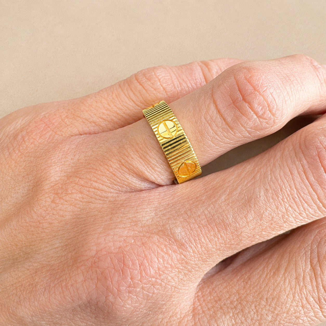 Luxe Ribbed Screw Gold Ring