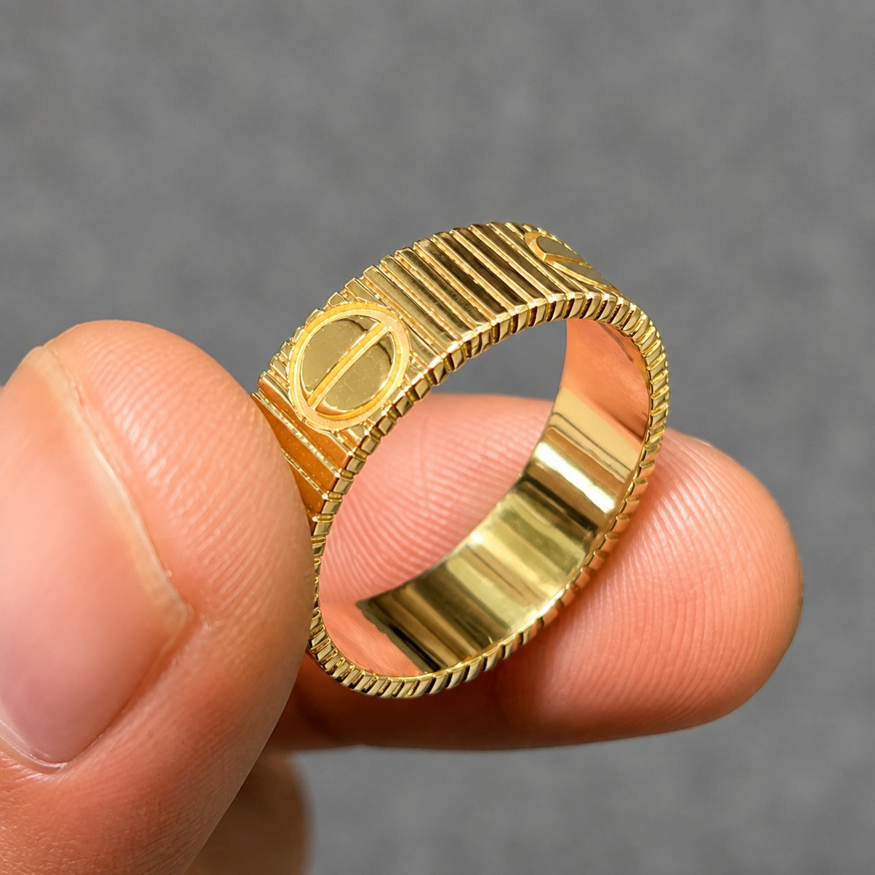 Luxe Ribbed Screw Gold Ring